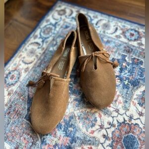 TOMS Kelli Honey Suede flats, size 6
